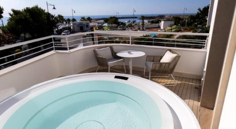 Serviced apartment with jacuzzi, garden & terrace — photo 4