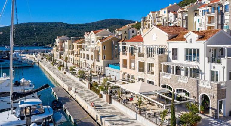 Children-friendly ample holiday apartment with sauna & pool | Next to the beach | Pets allowed in Tivat