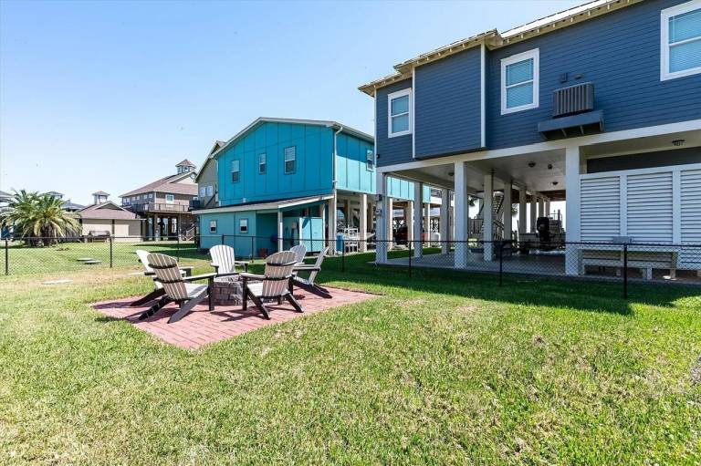 Lovely vacation home with barbecue & yard | Sea view | Pets allowed in Bolivar, TX