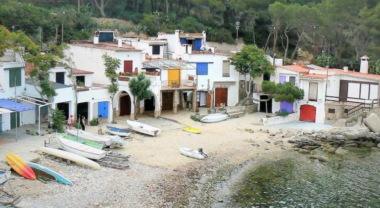 Holiday apartment with patio, pool & barbeque | Beach nearby | Pets allowed — photo 3