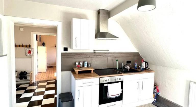 Duisburg FeelHome, Flughafen nah, 2-Schlafzimmer, Badewanne, Zentral, WiFi, Top Floor in Duisburg