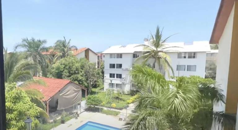 Rental apartment with private pool, yard & patio — photo 4