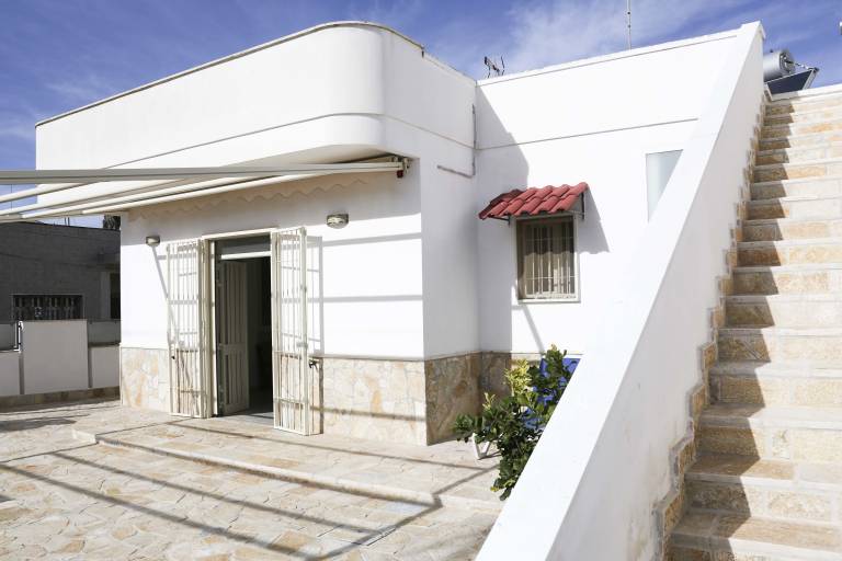 House with patio & yard | Beach view | Next to the beach | Pets are welcome — photo 5