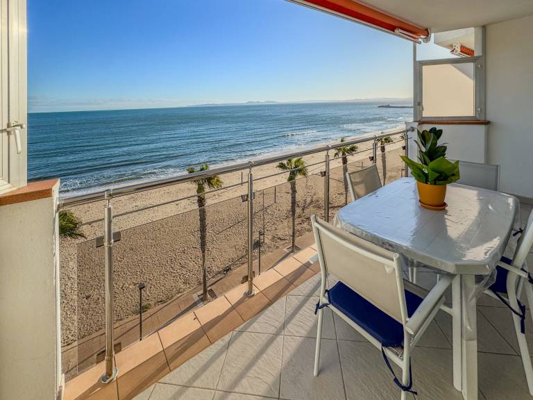 Rental apartment with patio — photo 3