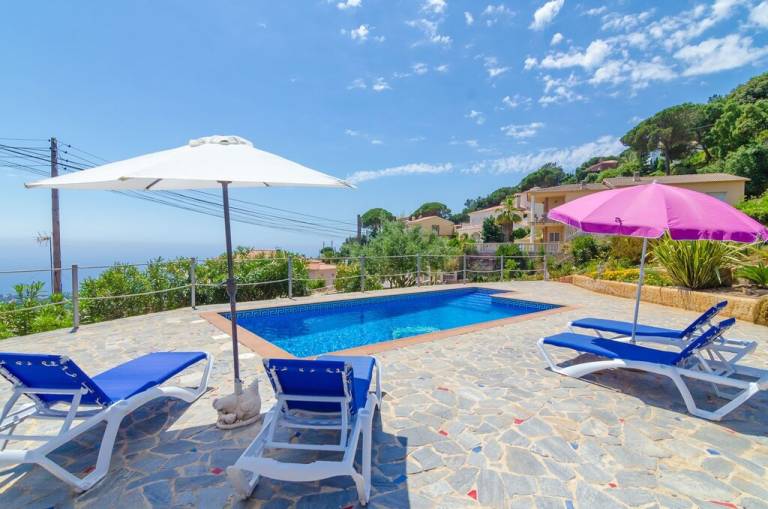 Children-friendly villa with yard, BBQ & patio | Pool view | Dogs allowed — photo 4