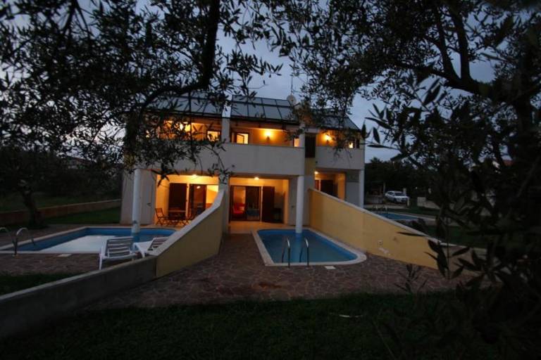 Wonderful house with barbecue & pool | Pet-friendly in Novigrad