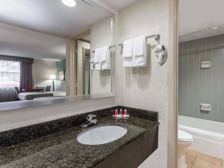 Baymont by Wyndham Sarasota — photo 5
