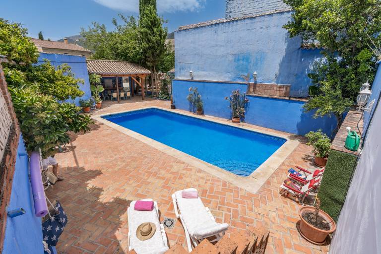 Vacation home with fast internet, private pool & grill | City view in Loja