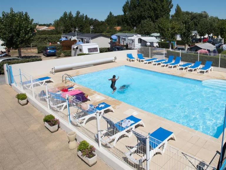 Mobile home with patio & heated pool in Saint-Jean-de-Monts