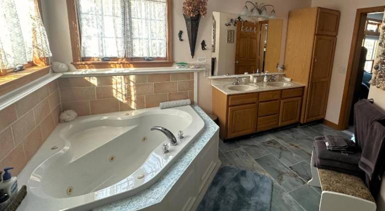 Private 5-Acre Escape - Pool, Lake & Gardens — photo 4