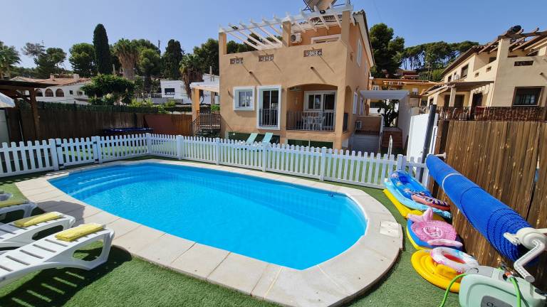 Stunning Villa Paraíso with Pool, Hot Tub, Wi-Fi & Air Conditioning in Torremolinos