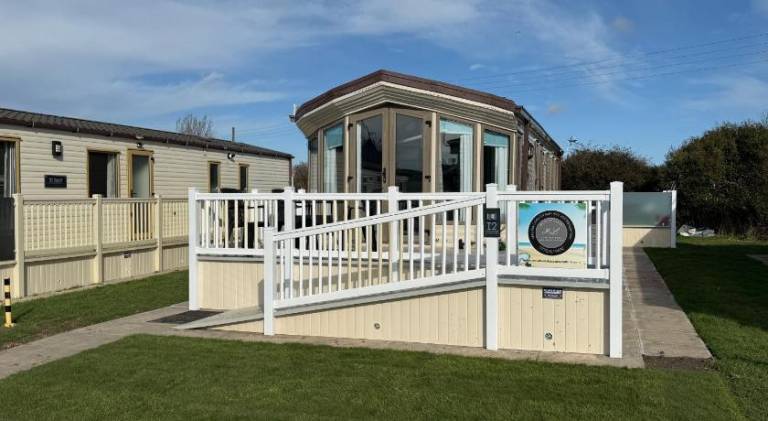 Sunnymede i2 - Hot tub caravan with ramped decking, pet friendly - Meadow Lakes Caravan & Lodge Hire in Skegness