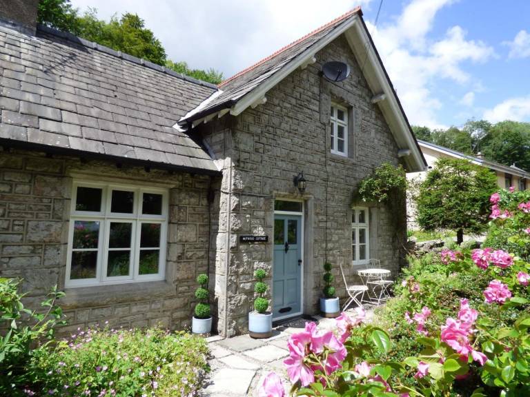 Cottage with BBQ & yard in Grange-over-Sands
