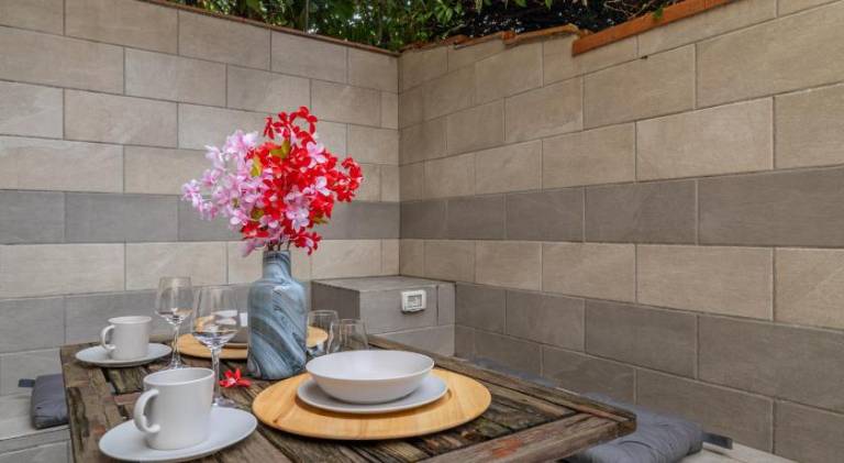 Apartment with patio & hot tub | Near Florence Cathedral — photo 5