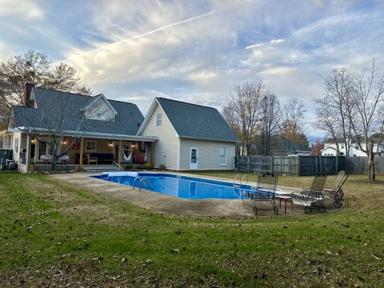 Vacation home with barbeque, private pool & yard | City view — photo 5