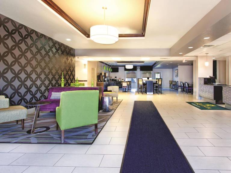 La Quinta Inn & Suites by Wyndham Tampa Bay Area-Tampa South — photo 2