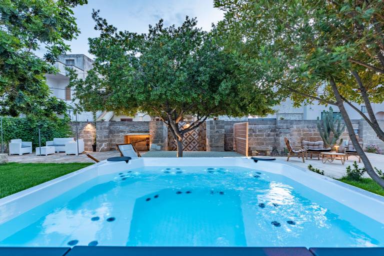Villa Giulia w hot tub Artemisia Homes
