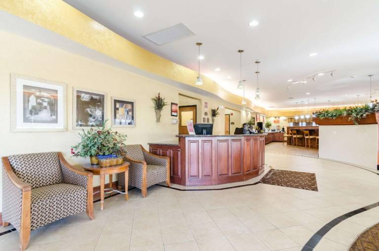 Comfort Suites Salina South — photo 5