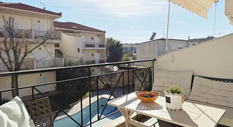 Apartment with pool, yard & terrace — photo 3