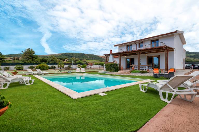 Villa Della Felicità with Private Pool, Wi-Fi and Air Conditioning in Sorso