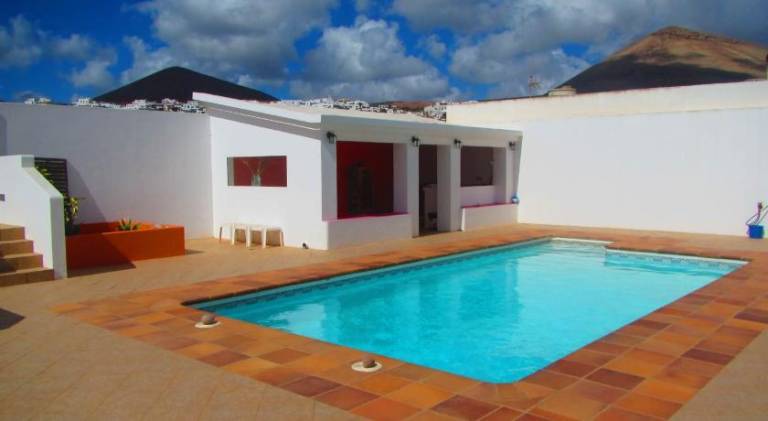 Spacious vacation home with patio, garden & barbeque | Suitable for remote work | Pets are welcome in Tías
