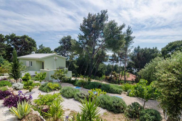 Holiday apartment with patio, yard & barbeque | Sea view — photo 3