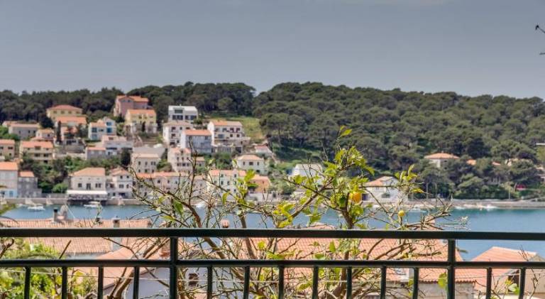 Apartment with 3 rooms for 6 persons in Mali Losinj