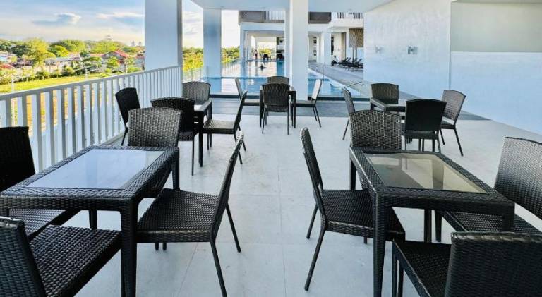 Apartment with garden, patio & pool — photo 3