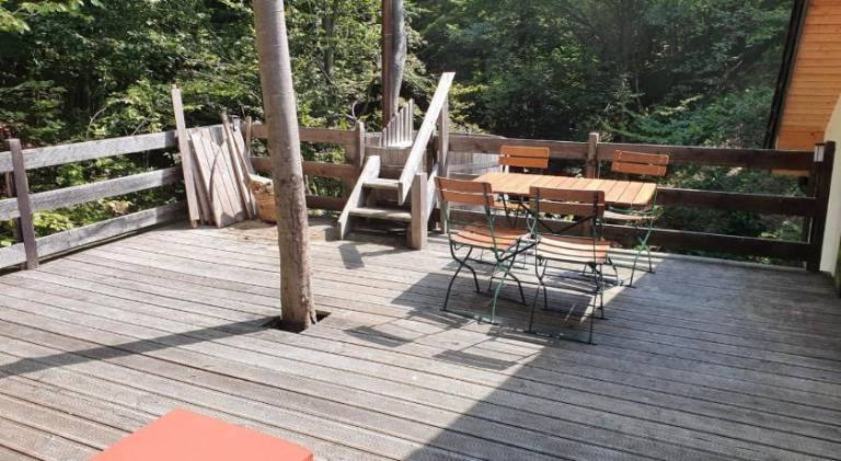 Lodge with terrace, yard & grill — photo 4