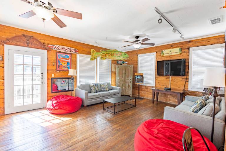 Family-friendly rental apartment with BBQ, fast internet & yard | Next to Mallory Square | Sea view | Pets allowed — photo 4