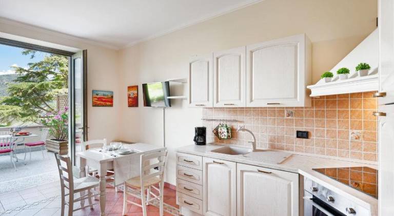 Ample rental apartment with terrace, garden & pool | Dogs allowed — photo 3