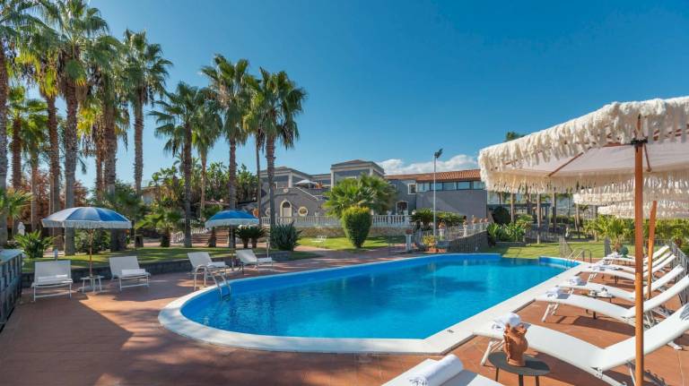 Apartment with garden, BBQ & private pool in Riposto