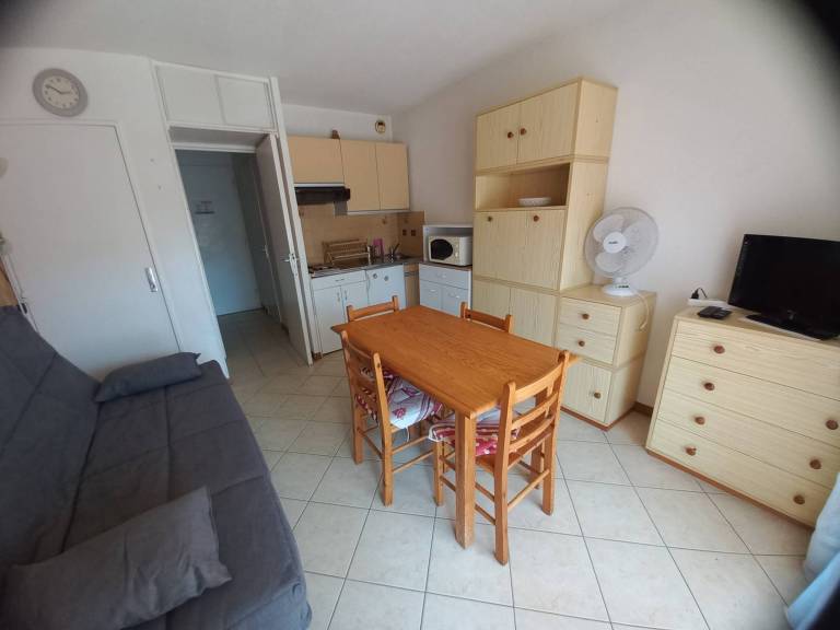 Studio for 4 in Bormes. Pets allowed, parking. Beach 200m away. — photo 3