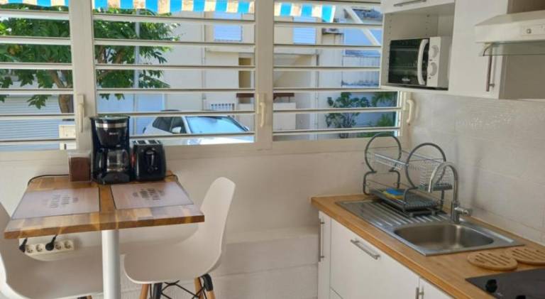 Holiday apartment with yard & pool — photo 4