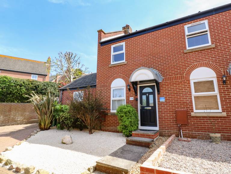 Child-friendly lovely cottage with terrace & garden | Beach view | Pets are welcome in Weymouth