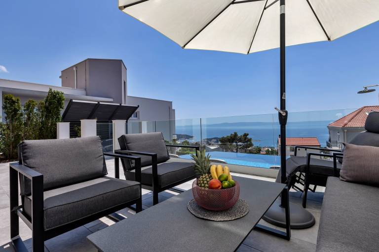 Villa with patio, barbeque & yard | City view — photo 5