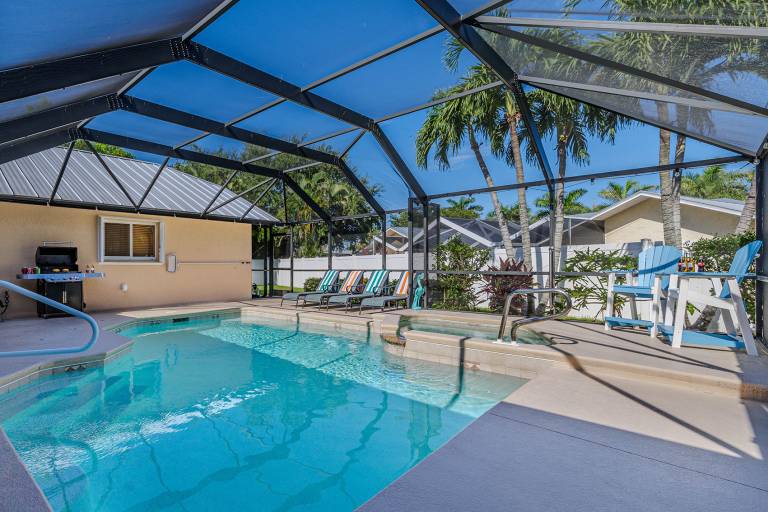 Sleeps up to 10 - game room - pool with hot tub - Stars Vacation Rentals — photo 5