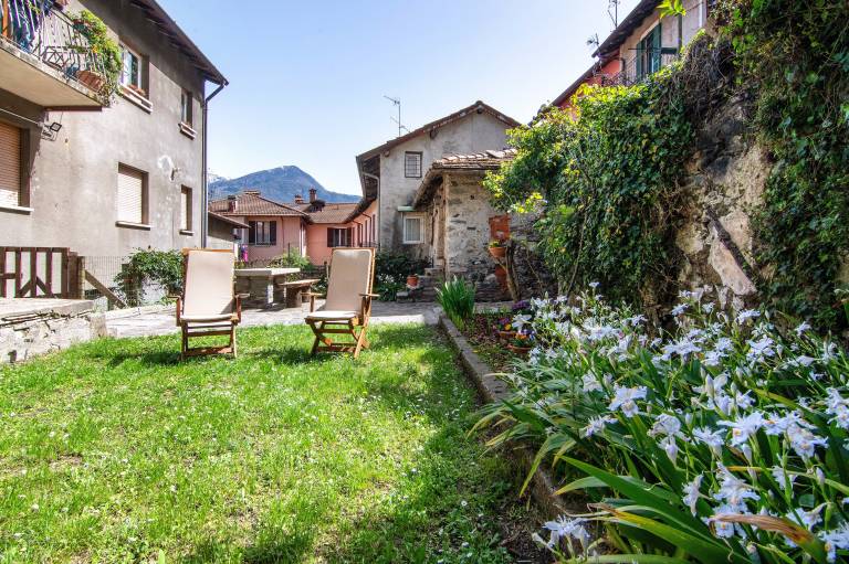 Rental apartment with BBQ, fast internet & yard | Garden view — photo 2