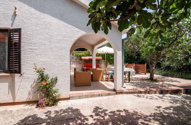 Vacation home with garden, grill & terrace — photo 3