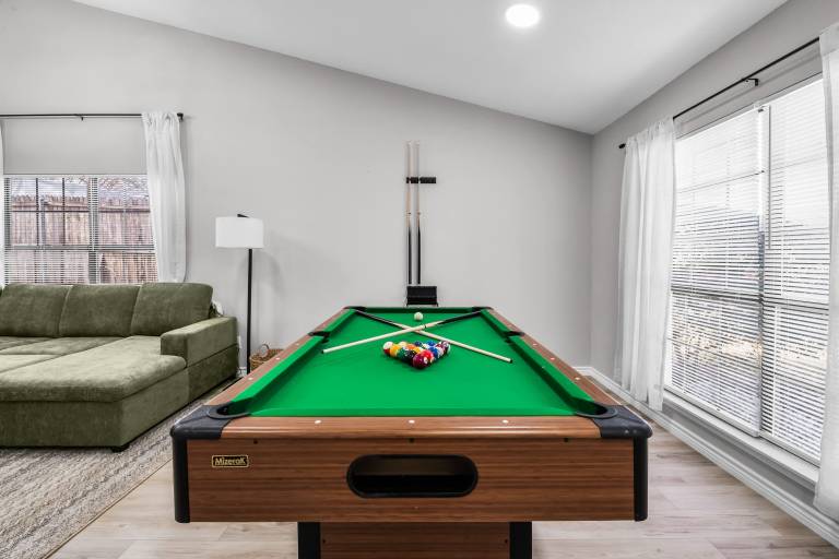 Beautiful 4BR 2B Home with Pool Near AT T Stadium — photo 2