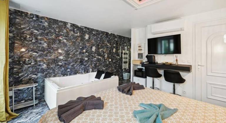 Apartment with hot tub in Lisses