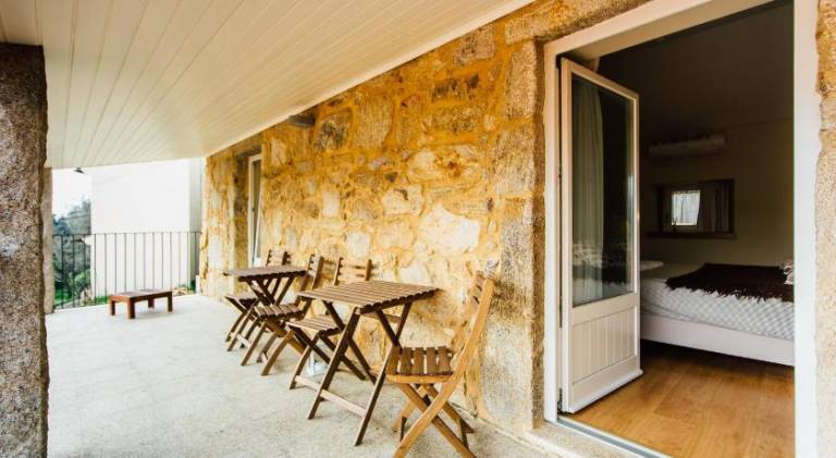Serviced apartment with patio, pool & barbeque — photo 4