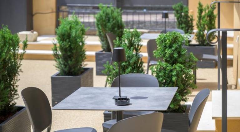 Apartment with terrace & yard — photo 2