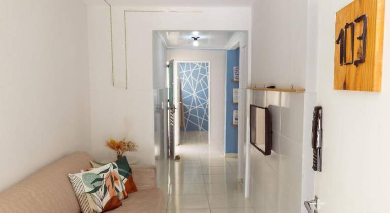 Holiday apartment with pool, BBQ & yard — photo 4