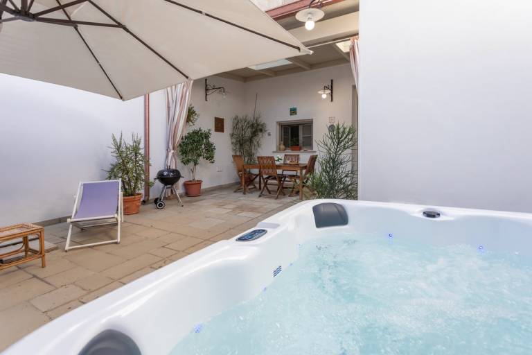 Family-oriented apartment with yard, barbeque & jacuzzi | City view | Pets are welcome — photo 5