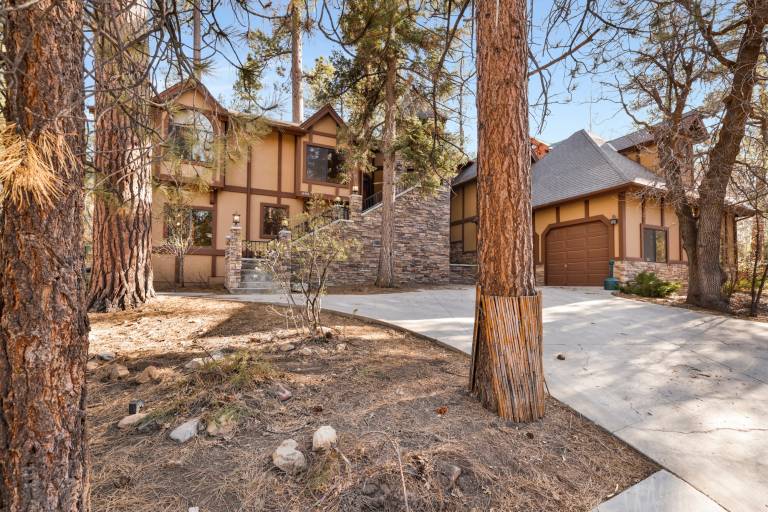 Spacious 5BR Mountain Estate: 5-Car Parking, Pet-Friendly, Deck & Hot Tub in San Bernardino, CA