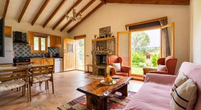 Fully equipped vacation home with barbeque, yard & terrace | Perfect for remote work | Dogs allowed — photo 2