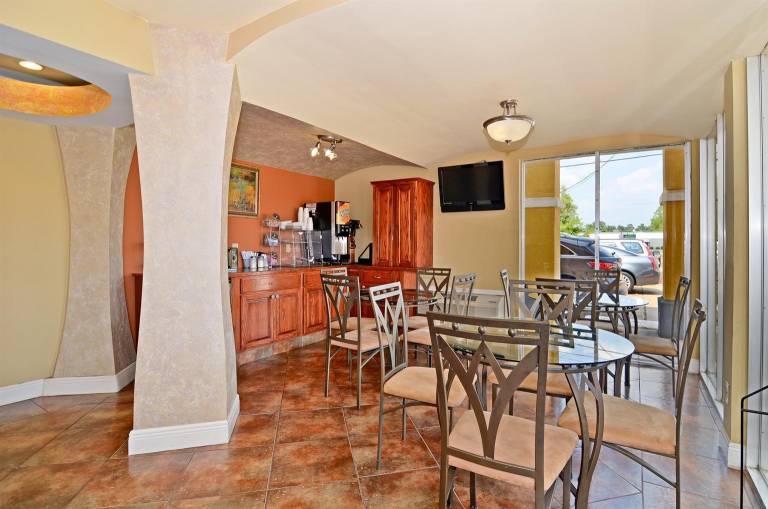 Americas Best Value Inn Alexandria — photo 3