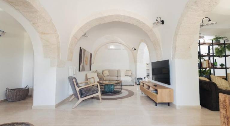 Villa with pool — photo 4