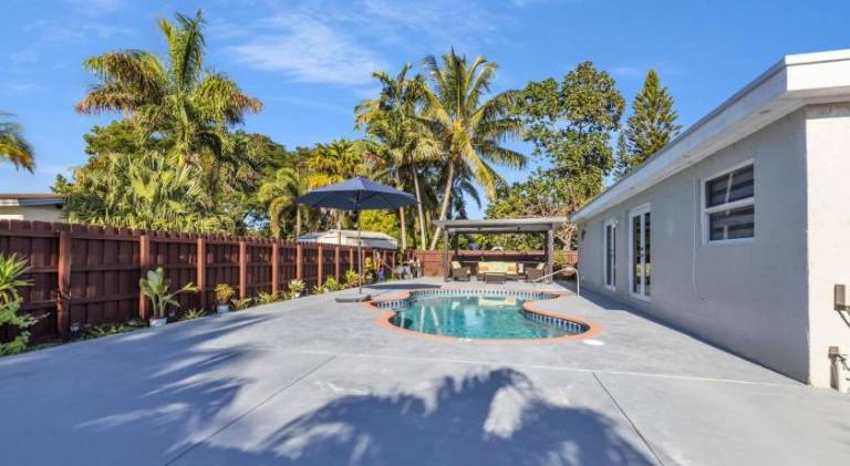 House with pool | Pets are welcome — photo 4